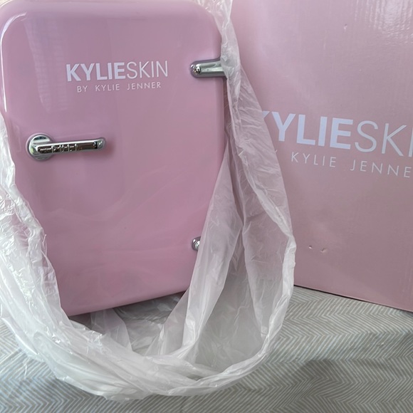 Kylie Cosmetics Skincare Limited Edition Kylieskin Mini Fridge